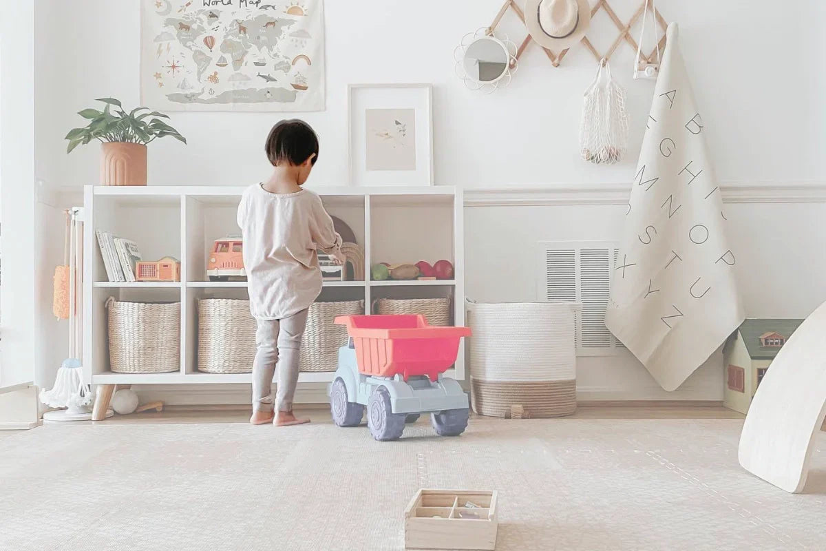 decor is minimal, with plants and a simple peg rail with a hat and bag, adding a touch of warmth. @noelleykim